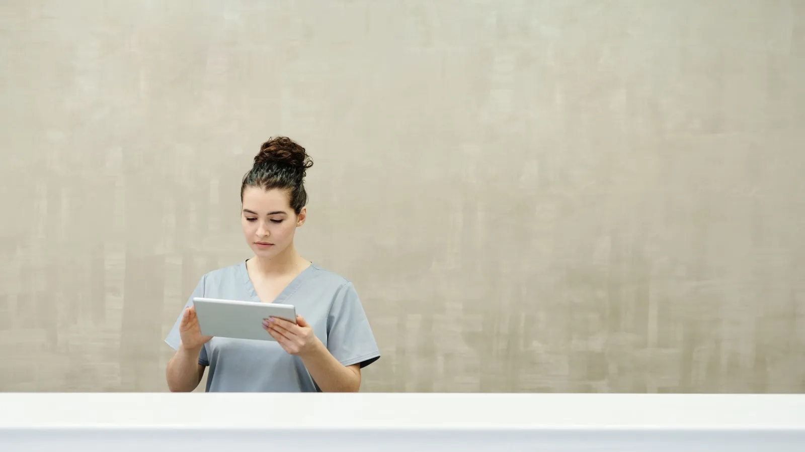Receptionist che controlla un nuovo ordine su un tablet al banco della reception